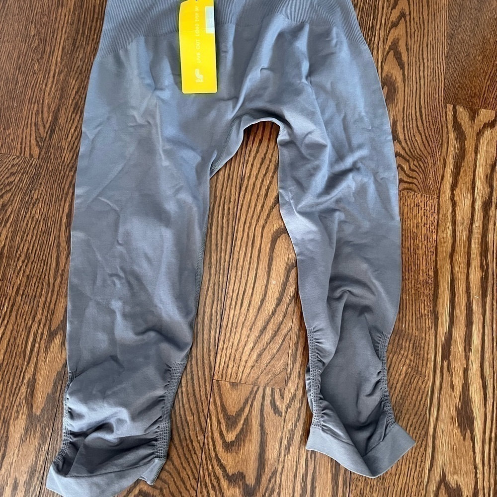 2/40$ LOLE new with the tag grey legging 3/4